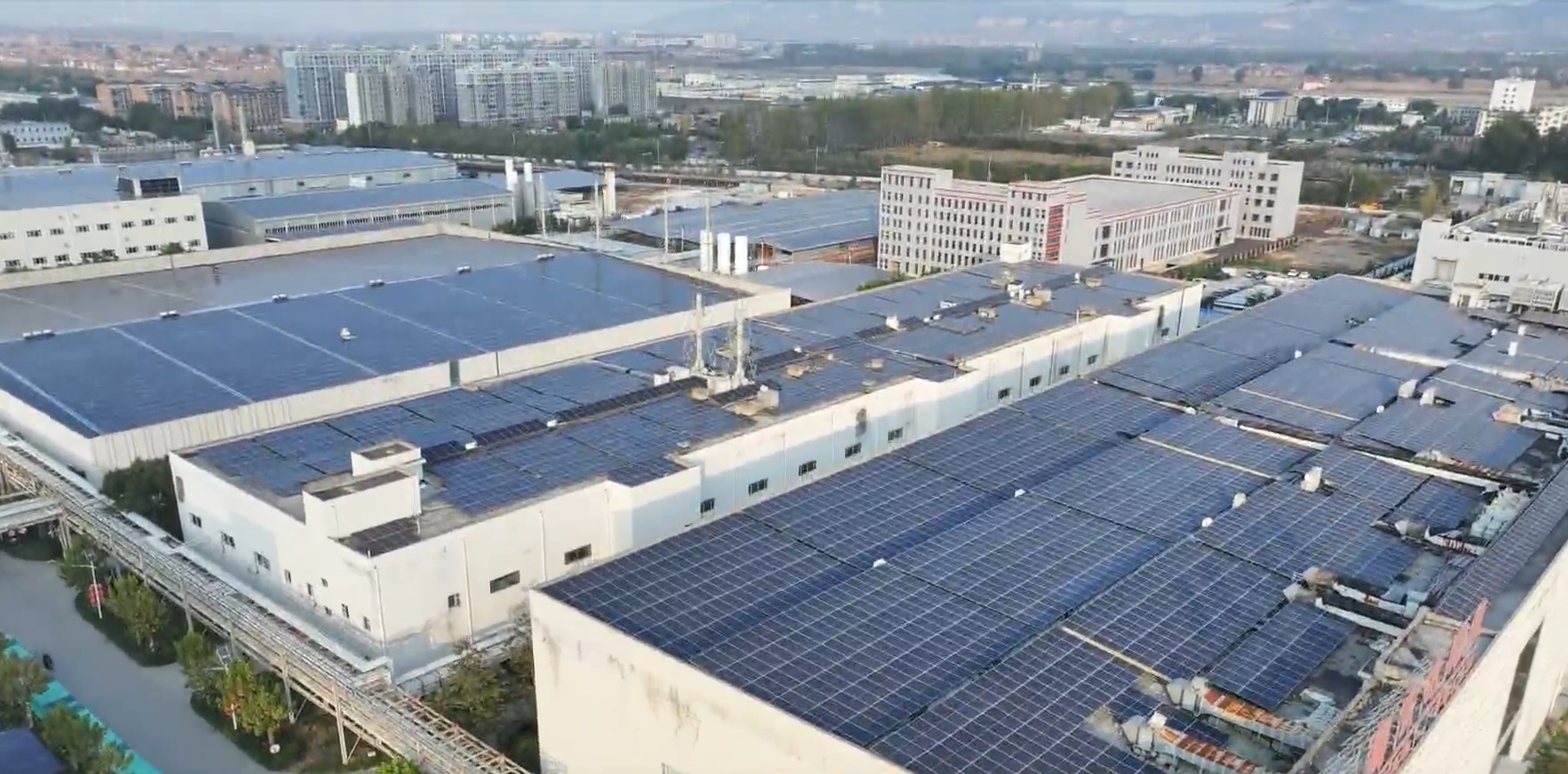 潞安太阳能公司:屋顶生“绿电” 厂区现“光海”